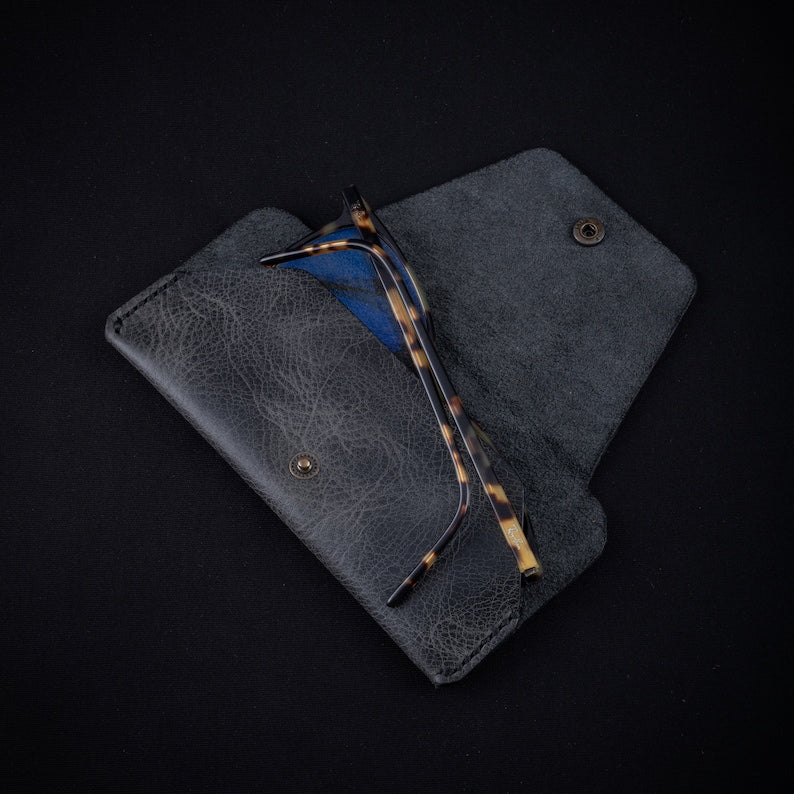 AuraCloud™ Sunglasses Vault | Scratch-Proof Hanging Case