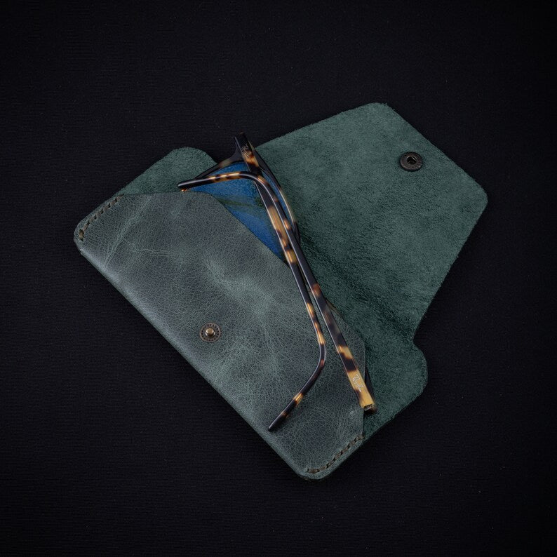 AuraCloud™ Sunglasses Vault | Scratch-Proof Hanging Case